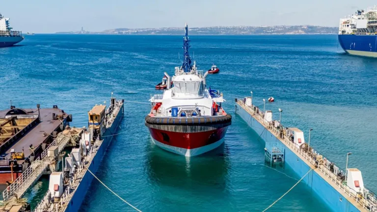 metanol yakıtlı römorkör ilk kez suya indirildi
