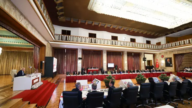 mecliste süreç komisyonunda ilk gerginlik yaşandı