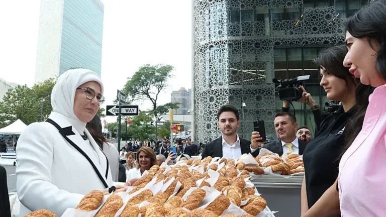 Emine Erdoğan Tükrevi'nde simit standını ziyaret etti