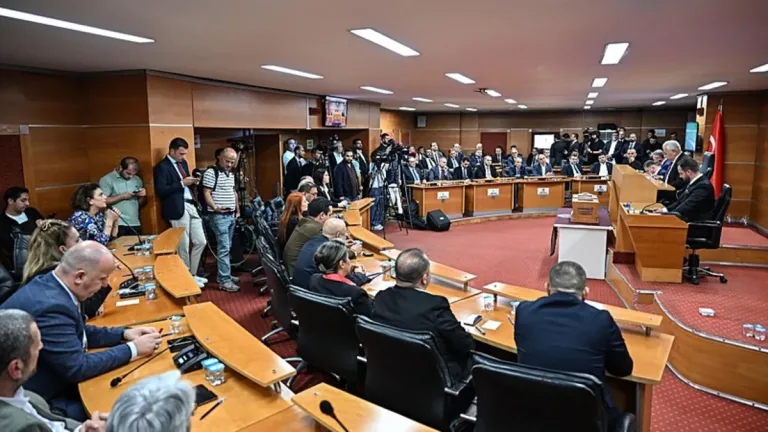 Ak Partili adayın seçimleri kazanması hukuka aykırı mı?