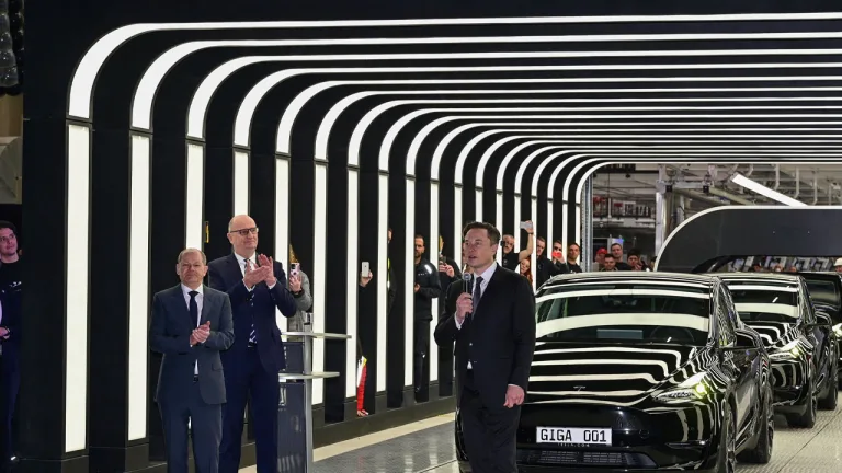 Tesla, satışlara rağmen üretimi artırıyor